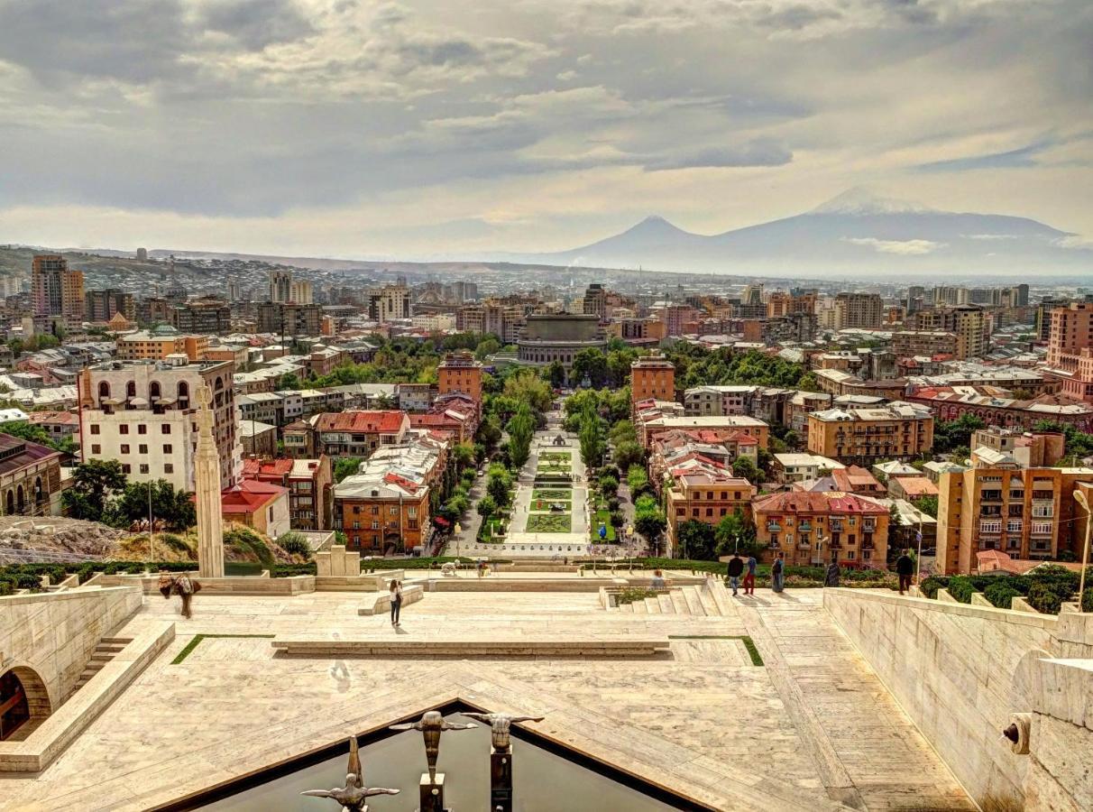 Hotel Meg Yerevan Bagian luar foto